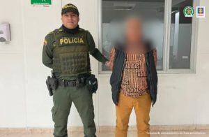 En la fotografía aparece el capturado junto a un agente de la Policía Nacional