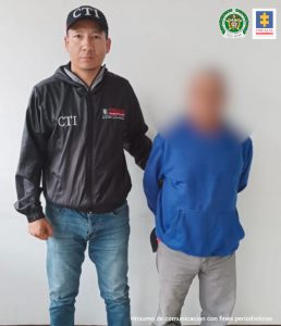 En la fotografía aparece el capturado junto a un agente de la Policía Nacional