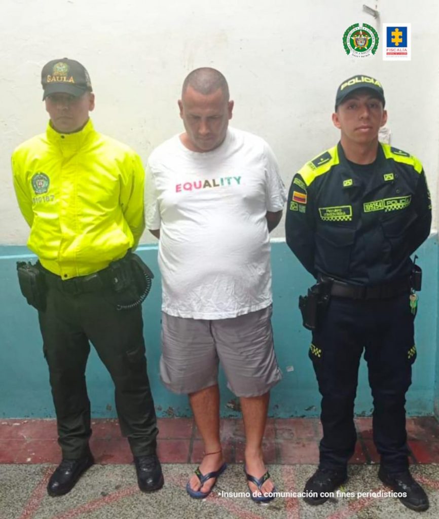 En la fotografía aparece el capturado junto a dos agentes de la Policía Nacional.