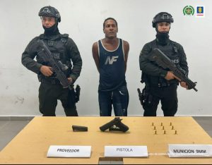 En las fotografías aparecen los dos hombres junto a unidades del Goes de la Policía Nacional. En la parte superior está un banner de la Policía Nacional