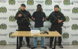 En las fotografías aparecen los dos hombres junto a unidades del Goes de la Policía Nacional. En la parte superior está un banner de la Policía Nacional