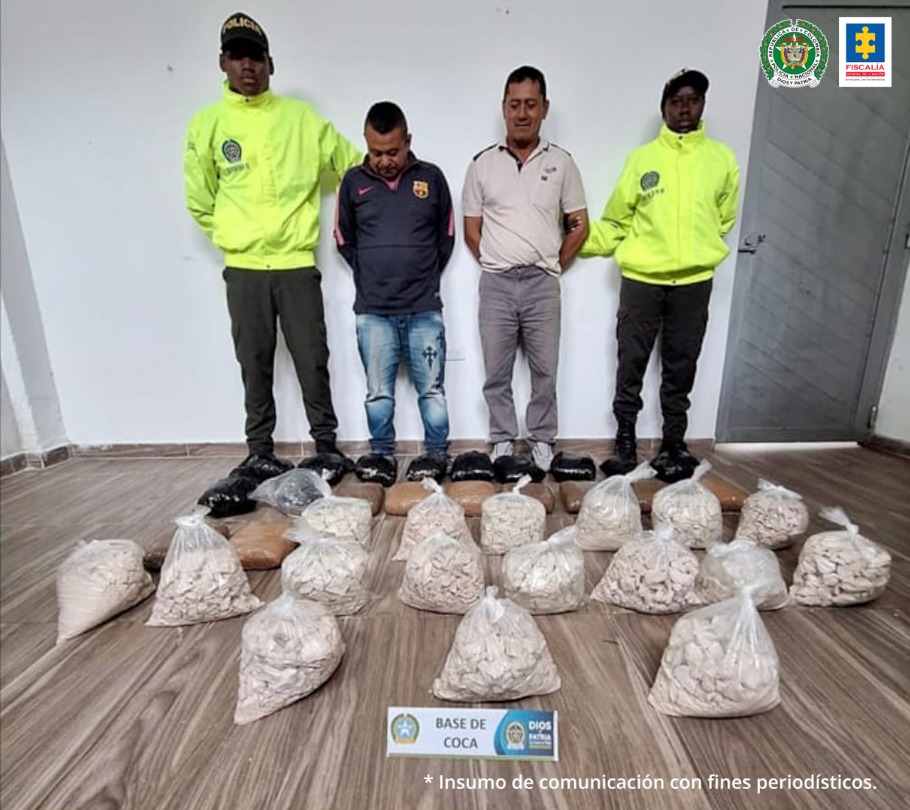 En la fotografía aparecen los capturados junto a dos agentes de la Policía Nacional. En la parte posterior están los 72 kilos de base de coca
