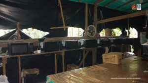 En las fotografías aparecen áreas de procesamiento de cocaína, almacenamiento de insumos químicos y mesas de madera con hornos microondas.