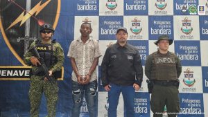 En la parte superior está un banner de la Armada Nacional En la fotografía aparece el capturado junto a un servidor del CTI, un agente de la Policía Nacional y un soldado de la Armada Nacional