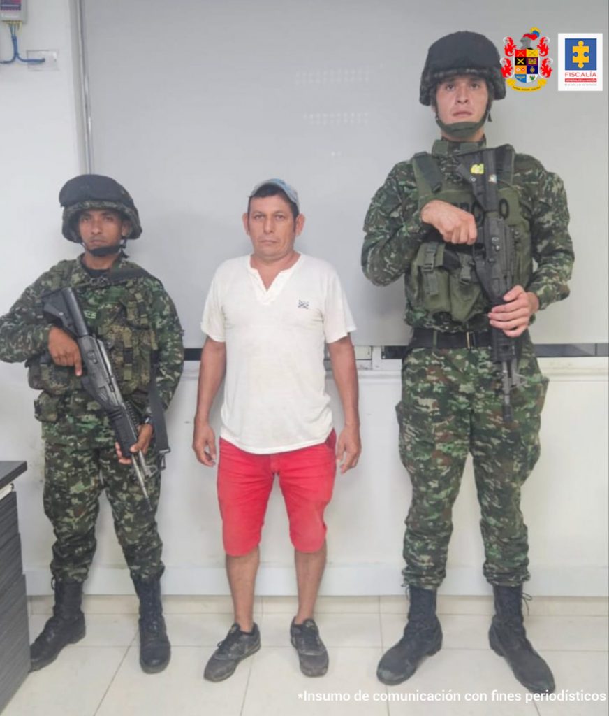 En la fotografía aparece el capturado junto a dos soldados del Ejército Nacional