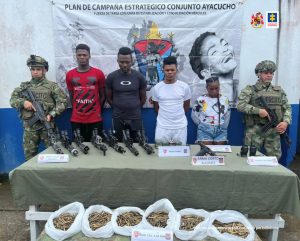 En las fotografías aparecen los 4 capturados junto a dos soldados del Ejército. En la parte posterior está una mesa con armamento, munición y dos radios de comunicaciones