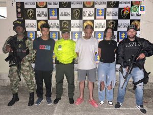 En la foto aparecen dos hombres y una mujer custodiados por servidores del CTI, la Policía y el Ejercito
