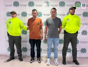 En las fotografías aparecen los capturados junto a dos agentes de la Policía Nacional. En la parte superior está un banner de la Policía Nacional