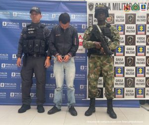 En las fotografía aparece el capturado junto a un servidor del CTI y un soldado del Ejército. En la parte superior está un banner de la Fiscalía General de la Nación y otro banner del Gaula Militar.