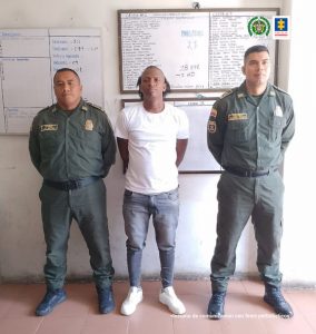 En la fotografía aparece el capturado junto dos agentes de la Policía Nacional
