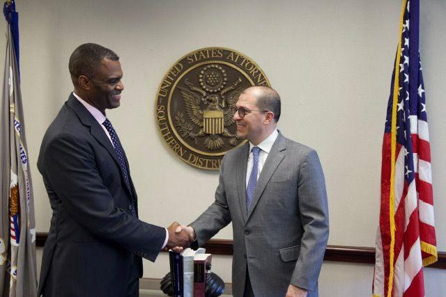 Se ve al fiscal Barbosa estrechando la mano del fiscal del distrito sur de Florida, Estados Unidos