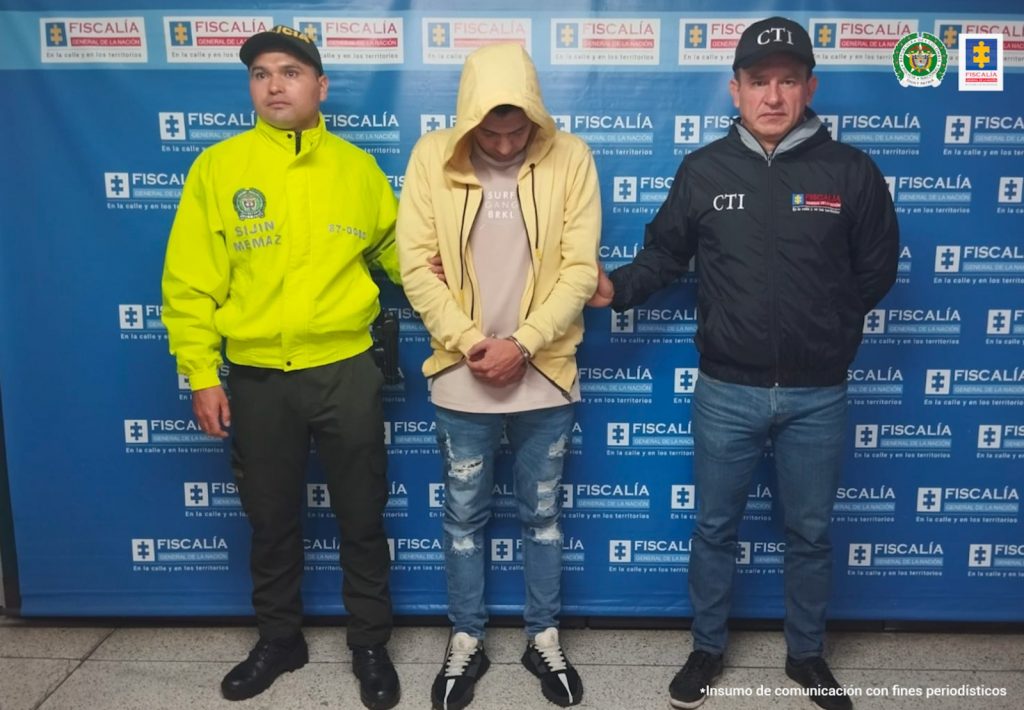José Ubaner Giraldo Cárdenas fue capturado por el delito de hurto por medios informáticos aparece en la foto con funcionarios del CTI de la Seccional Caldas y la Policía Nacional. Al fondo el backing de la Fiscalía.