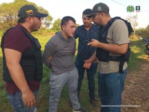  En la foto se aprecia al detenido esposado, el cual está custodiado por servidores de la Fiscalía. 