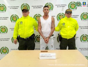 Fiscal Martha Mancera, Martha Mancera, Fiscal Mancera En la fotografía aparece el capturado junto a dos agentes de la Policía Nacional. En la parte superior se observa un banner de la Policía Nacional