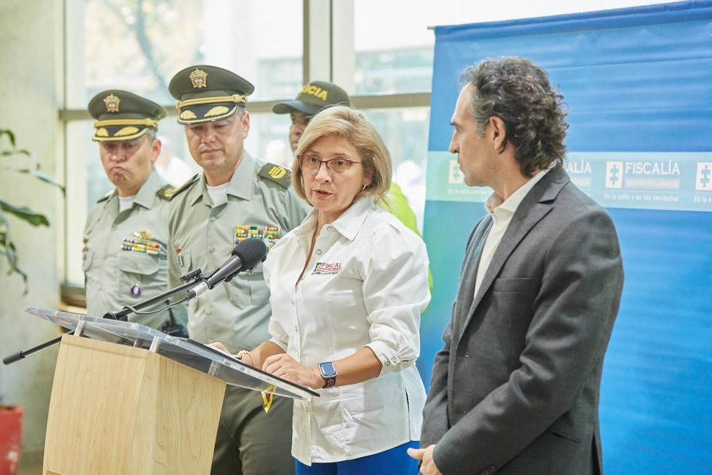 Fiscal encargada Martha Mancera habla en rueda de prensa. A su derecha se encuentra el alcalde de Medellín Federico Gutiérrez.