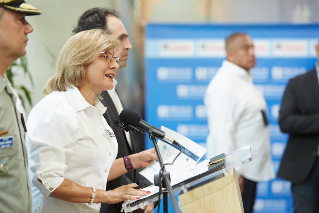 Fiscal encargada Martha Mancera hablando al micrófono en medio de rueda de prensa desde Medellín