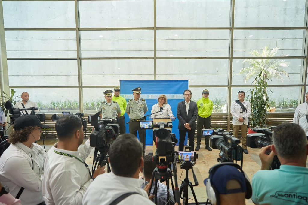 Fiscal Encargada Martha Mancera junto a las autoridades de Medellín en rueda de prensa. Se ve a los reporteros y camarógrafos grabando las declaraciones.