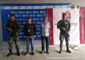 Fiscal Martha Mancera, Martha Mancera, Fiscal Mancera en la imagen se ve una persona detenida bajo custodia de itnegrantes del CTI y el Ejército, Detrás suyo backings institucionales.