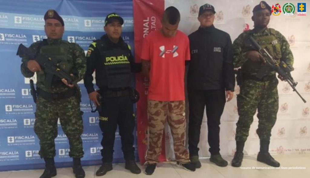 Fiscal Martha Mancera, Martha Mancera, Fiscal Mancera En la fotografía aparecen el capturado junto a una servidora del CTI, un agente de la Policía Nacional y dos soldados del Ejército Nacional. En la parte superior está un banner de la Fiscalía General de la Nación