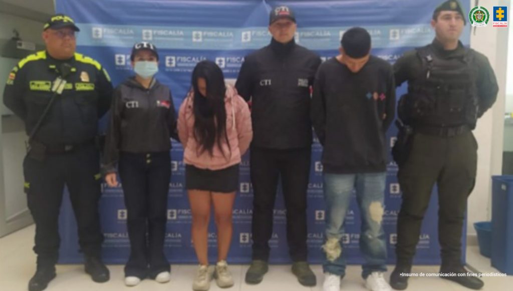 Martha Mancera, Fiscal Mancera, Fiscal Martha Mancera En la fotografía aparecen los dos capturados junto a dos servidores del CTI y dos agentes de la Policía Nacional. En la parte superior está un banner de la Fiscalía General de la Nación
