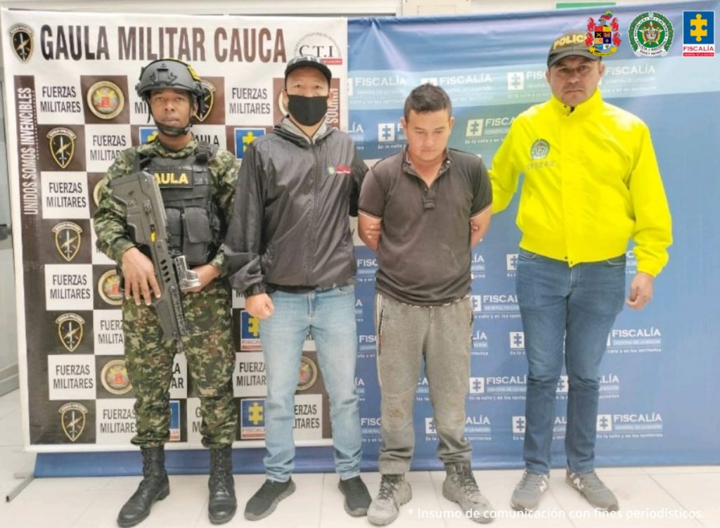 Martha Mancera, Fiscal Mancera, Fiscal Martha Mancera En la fotografía aparecen el capturado junto a un servidor del CTI, un agente del Gaula de la Policía Nacional y un soldado del Gaula Militar. En la parte superior está un banner de la Fiscalía General de la Nación y un banner del Gaula Militar