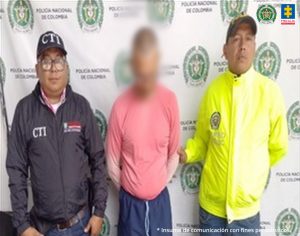 En la imagen se aprecian tres personas entre uniformados de la Policía Nacional y del CTI.