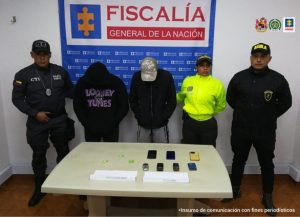 Martha Mancera, Fiscal Mancera, Fiscal Martha Mancera En la fotografía aparecen los capturados junto a un servidor del CTI, una agente de la Policía Nacional y un agente del Gaula Militar. En la parte posterior está una mesa con 7 teléfonos celulares y tres simcard