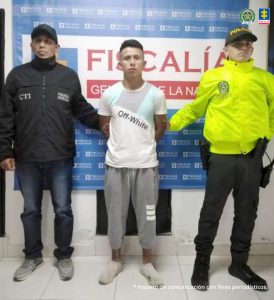 Martha Mancera, Fiscal Mancera, Fiscal Martha Mancera En la fotografía aparecen el capturado junto a un servidor del CTI y un agente de la Policía Nacional. En la parte superior está un banner de la Fiscalía General de la Nación