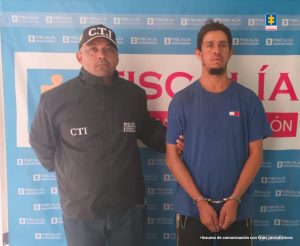 En la foto Omar Andrés Vásquez Galeano, con un funcionario del CTI y al fondo el pendón con los logos de la Fiscalía.