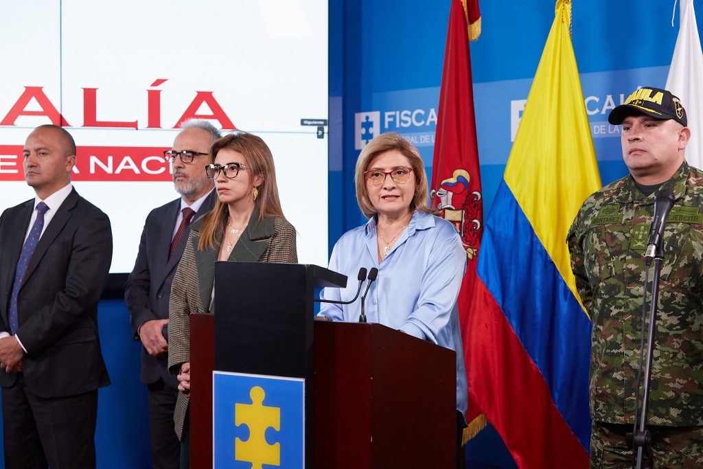 Se ve a la fiscal encargada Martha Mancera en rueda de prensa junto a los efectivos de la Policía y el Ejército, así como la directora de Seguridad Territorial de la Fiscalía General de la Nación. 