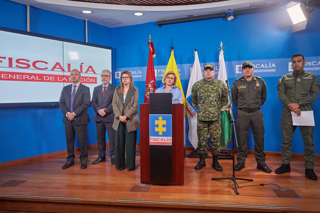 Se ve a la fiscal encargada Martha Mancera en rueda de prensa junto a los efectivos de la Policía y el Ejército, así como la directora de Seguridad Territorial de la Fiscalía General de la Nación. 