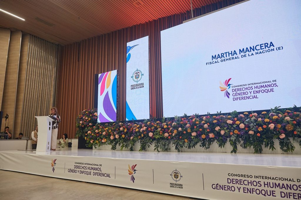 La fiscal encargada Martha Mancera en el atril del evento de la Procuraduría desde Barranquilla en medio de su intervención.
