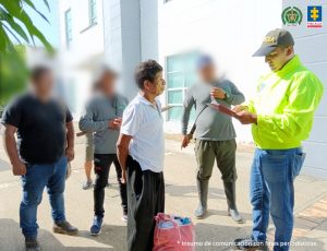 El imputado aparece atento escuchando cómo el miembro de la policía lee sus derechos como capturados, detrás de él, aparecen algunos miembros de la guardia indígena que apoyaron las diligencias de captura.