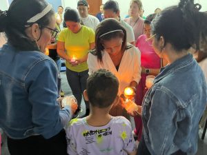 Familiares de las víctimas de homicidios perpetrados por el Clan del Golfo asistieron a un evento de verdad, justicia y reconciliación.