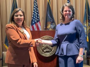 Encuentro con la directora ejecutiva de Operaciones Internacionales de la Oficina de Servicios de Impuestos Internos (IRS), Mary Hammond.