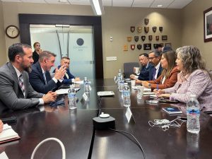Encuentro con el director ejecutivo adjunto de la Oficina de Investigaciones del Departamento de Seguridad Nacional (HSI), Patrick McElwain.