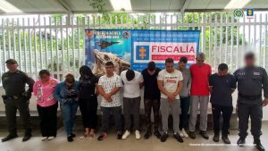 En la fotografía se ve a un grupo de 10 personas capturadas, entre hombres y mujeres, en compañía de dos funcionarios del Cuerpo Técnico de Investigación (CTI).