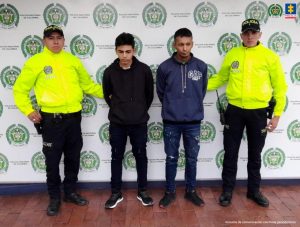 En la imagen se ven dos hombres capturados conocidos con los alias de ´Pollo´y ´Negro´, en compañía de dos uniformados de la Policía Nacional.