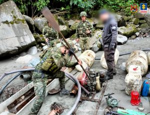 Imágenes de agente del CTI de la Fiscalía junto a soldados del Ejército Nacional, al lado de las máquinas que fueron encontradas y destruidas, y que eran usadas para la extracción ilegal de oro.