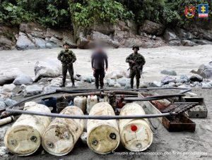 Imágenes de agente del CTI de la Fiscalía junto a soldados del Ejército Nacional, al lado de las máquinas que fueron encontradas y destruidas, y que eran usadas para la extracción ilegal de oro.