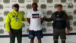 En la imagen aparece el capturado esposado junto a un uniformado del CTI y de la Policía