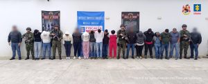 En la imagen aparecen los capturados acompañados de integrantes del Ejército Nacional.