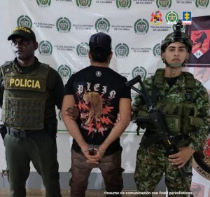 En la imagen aparece alias Piña con un policía y un miembro del Ejército.