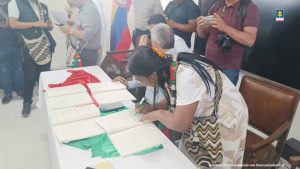 En la imagen se observa a un representante de la Jurisdicción Especial Indígena firmando el protocolo de Mecanismo de Búsqueda Urgente (MBU).