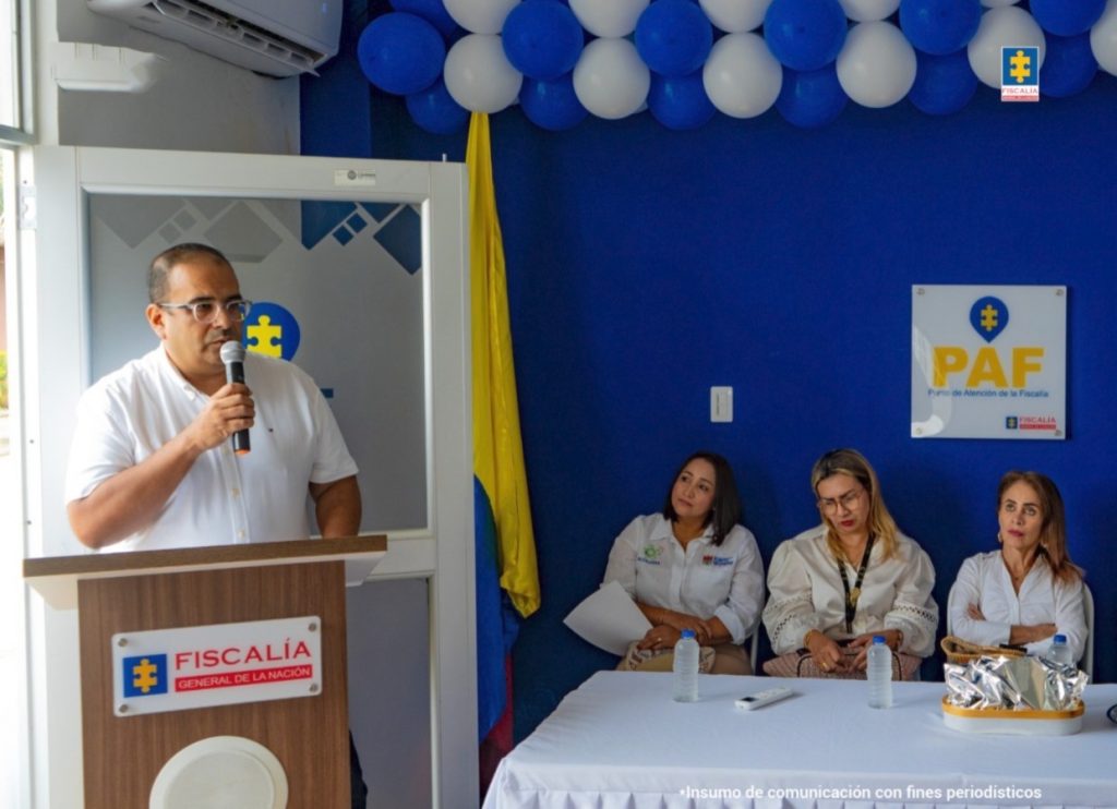 En la imagen aparece un hombre dando un discurso, frente a un grupo de servidores, quienes se encuentran sentados.