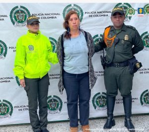 En la fotografía se ve a una mujer capturada, identificada como Vivian Vanessa García Rivero, quien aceptó mediante preacuerdo los delitos de tráfico de fauna y concierto para delinquir. Se encuentra junto a uniformados de la Policía Nacional. 