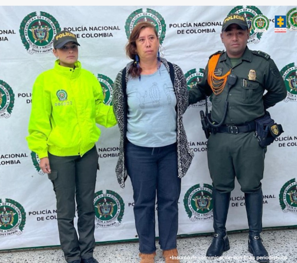 En la fotografía se ve a una mujer capturada, identificada como Vivian Vanessa García Rivero, quien aceptó mediante preacuerdo los delitos de tráfico de fauna y concierto para delinquir. Se encuentra junto a uniformados de la Policía Nacional.