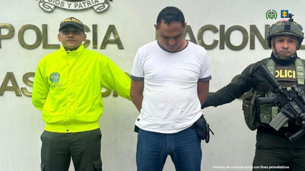 En la imagen se ve a un hombre capturado, identificado como Diego Fernando Mora Obando, quien se encargaba de solicitar, desde Orito (Putumayo), productos de especies de fauna silvestre colombiana como colmillos y plumas, para su posterior distribución. El detenido se encuentra junto a dos uniformados de la Policía Nacional.