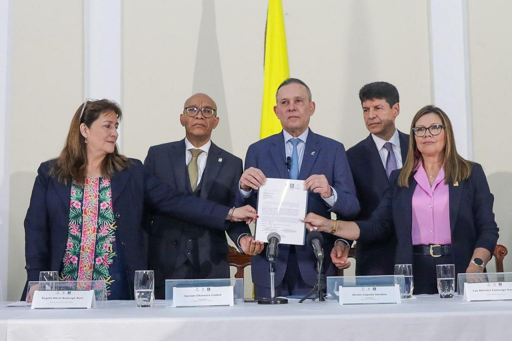En la fotografía se encuentran La señora fiscal Luz Adriana Camargo, ministra de Justicia, Ángela María Buitrago Ruiz, El presidente de la Corte Suprema de Justicia, Gerson Chaverra Castro, el presidente del senado de la republica efrain cepeda sarabia y Saúl Cruz Bonilla Subsecretario General con el proyecto de ley