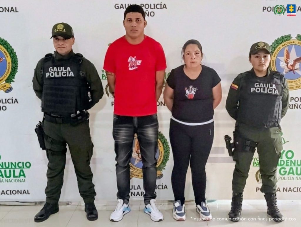 En la fotografía aparecen los dos capturados junto a dos uniformados del Gaula de la Policía. En la parte superior se está un banner de la Policía Nacional